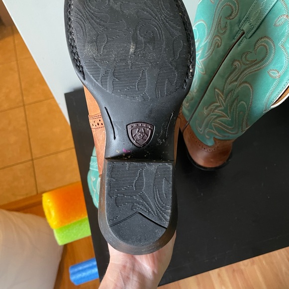 Ariat cowgirl boots. Western wear. Gently used - great condition! - Picture 4 of 5